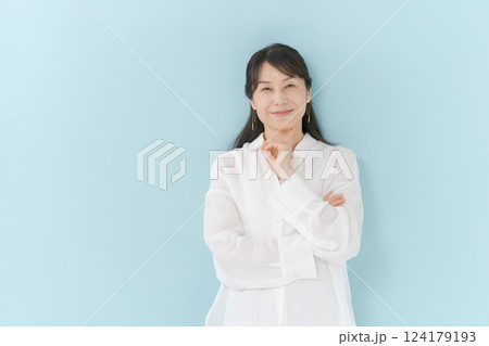 腕組みするミドル女性 腕組みするミドル女性 124179193