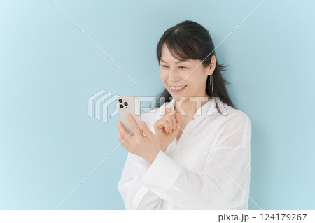 スマホを持つミドル女性 124179267