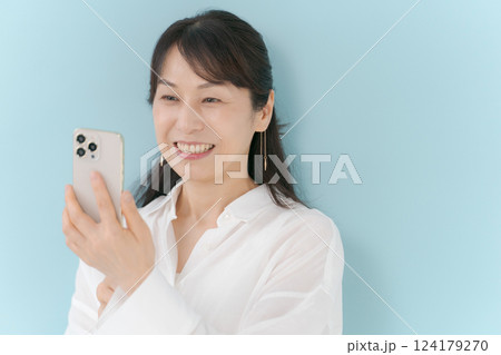 スマホを持つミドル女性 124179270