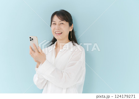 スマホを持つミドル女性 124179271