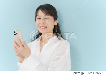 スマホを持つミドル女性 スマホを持つミドル女性 124179273