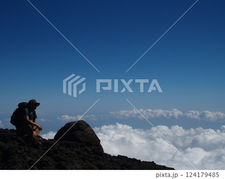 富士山山頂での絶景 富士山山頂での絶景 124179485