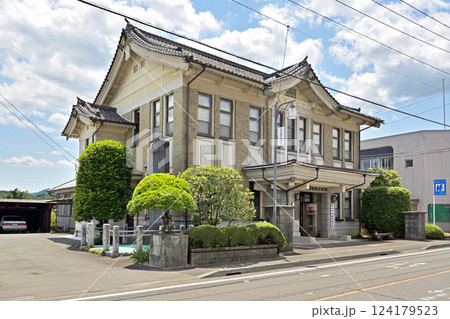 中山道松井田宿散歩：安中市松井田商工会 (旧松井田警察署)　安中市松井田町 124179523