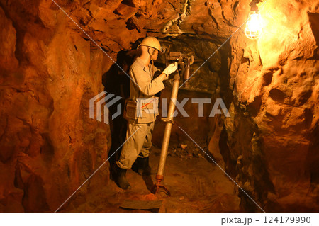 豊橋市地下資源館 採掘する人形 豊橋市地下資源館 採掘する人形 124179990