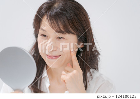 手鏡を持つミドル女性 124180125