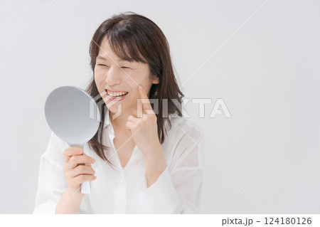 手鏡を持つミドル女性 124180126