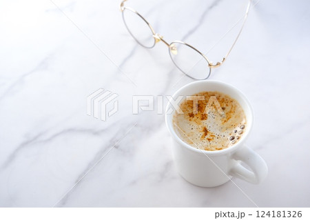 エスプレッソと牛乳を混ぜたカフェ・ラッテを飲みながらリラックスしているイメージ エスプレッソと牛乳を混ぜたカフェ・ラッテを飲みながらリラックスしているイメージ 124181326
