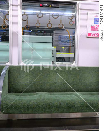 電車　車内　座席 124181471