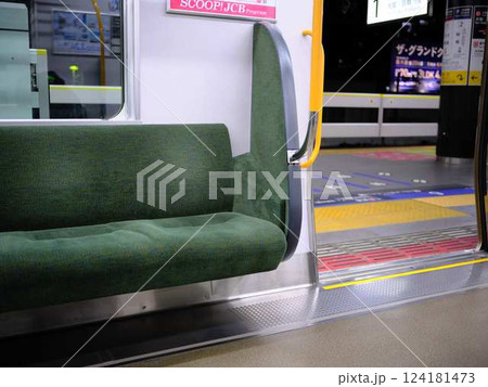 電車 車内 座席 電車 車内 座席 124181473