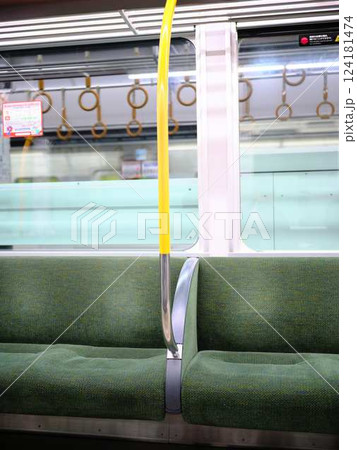 電車 車内 座席 電車 車内 座席 124181474