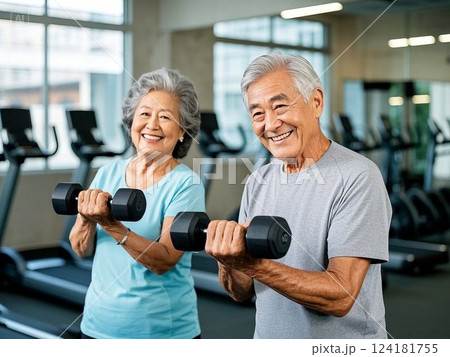 ダンベルを持つ笑顔のシニア男性 ダンベルを持つ笑顔のシニア男性 124181755