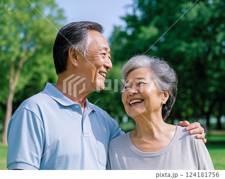 笑顔で寄り添うシニア夫婦 笑顔で寄り添うシニア夫婦 124181756