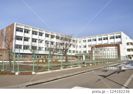 早春の北海道函館市で函館市立巴中学校校舎の風景を撮影 124182236