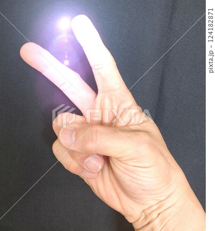 光るブイサイン 124182871