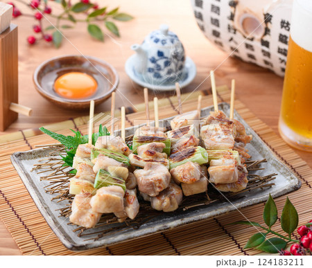 焼きたての焼き鳥 ( もも ネギマ ) 焼きたての焼き鳥 ( もも ネギマ ) 124183211