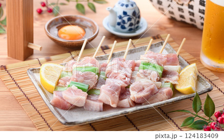 焼く前の焼き鳥　（ もも 　ネギマ ） 124183409
