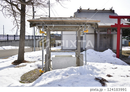 早春の北海道北斗市で谷好稲荷神社と川濯神社境内の風景を撮影 124183991