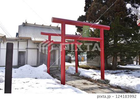 早春の北海道北斗市で谷好稲荷神社と川濯神社境内の風景を撮影 124183992