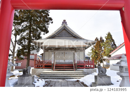 早春の北海道北斗市で谷好稲荷神社と川濯神社境内の風景を撮影 124183995