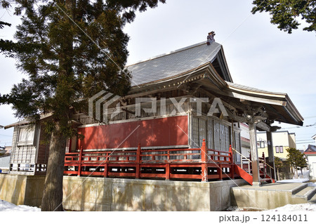 早春の北海道北斗市で谷好稲荷神社と川濯神社境内の風景を撮影 124184011