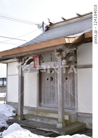 早春の北海道北斗市で谷好稲荷神社と川濯神社境内の風景を撮影 124184018