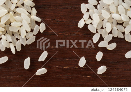 アメリカ産の米　カルローズと日本米の比較　左：カルローズ　右：ゆめぴりか 124184073