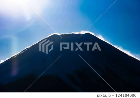 朝霧高原の朝　冬の富士山の絶景　静岡県富士宮市　日本 124184080