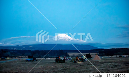 朝霧高原から 冬の富士山の絶景 静岡県富士宮市 日本 朝霧高原から 冬の富士山の絶景 静岡県富士宮市 日本 124184091