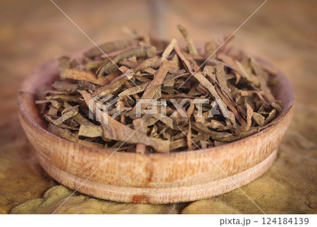 Dry tobacco leaves 124184139