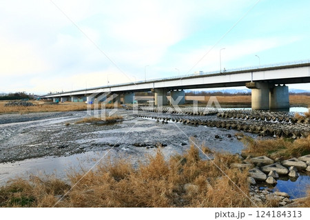 荒川に架かる荒川大橋と床固工 荒川に架かる荒川大橋と床固工 124184313