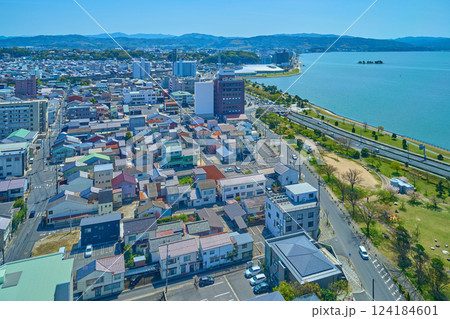 春の島根県松江市の街並み(袖師町,魚町,灘町など)や宍道湖、嫁ヶ島を俯瞰 124184601