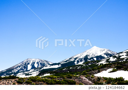 北海道美瑛町にある十勝岳望岳台からの美瑛岳の眺め 124184662