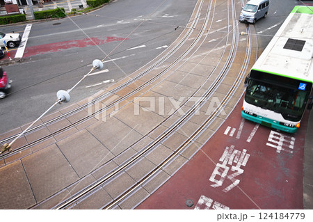 豊橋駅東口から見た路面電車の線路 豊橋駅東口から見た路面電車の線路 124184779