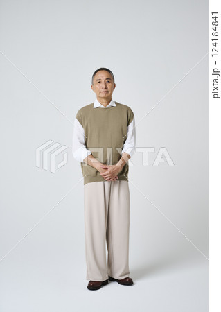 私服姿のシニア男性のポートレート 124184841
