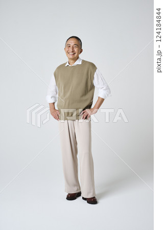 私服姿のシニア男性の笑顔のポートレート 124184844