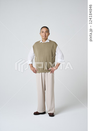 私服姿のシニア男性の笑顔のポートレート 124184846