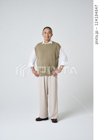 私服姿のシニア男性の笑顔のポートレート 124184847