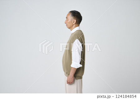 私服姿のシニア男性の横顔 私服姿のシニア男性の横顔 124184854