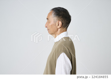 私服姿のシニア男性の横顔 124184855