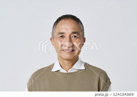 私服姿のシニア男性の笑顔のポートレート 124184869