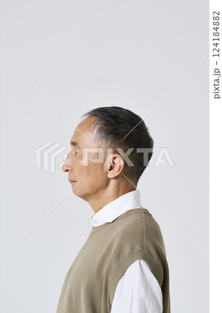 私服姿のシニア男性の横顔 124184882
