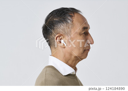 ワイヤレスイヤホンを使う私服姿のシニア男性 ワイヤレスイヤホンを使う私服姿のシニア男性 124184890