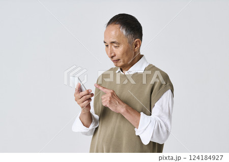スマートフォンを使う私服姿のシニア男性 124184927