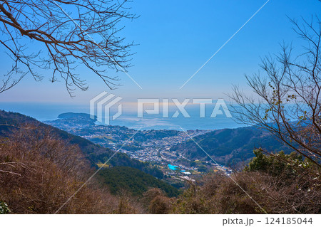 春の神奈川県足柄下郡湯河原町の幕山から南東側の眺望(湯河原町,真鶴半島,大島など) 春の神奈川県足柄下郡湯河原町の幕山から南東側の眺望(湯河原町,真鶴半島,大島など) 124185044