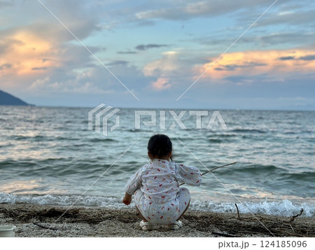 琵琶湖に向かって佇む浴衣を着た少女 琵琶湖に向かって佇む浴衣を着た少女 124185096