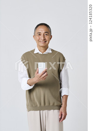 スマートフォンを使う私服姿のシニア男性 スマートフォンを使う私服姿のシニア男性 124185320