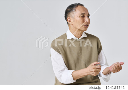 楽しそうに会話をするシニア男性 124185341