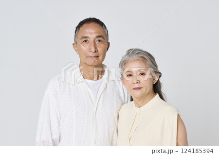 落ち着いた表情のシニア男女のポートレート 124185394
