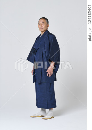 紺色の着物を着たシニア男性のポートレート 124185405