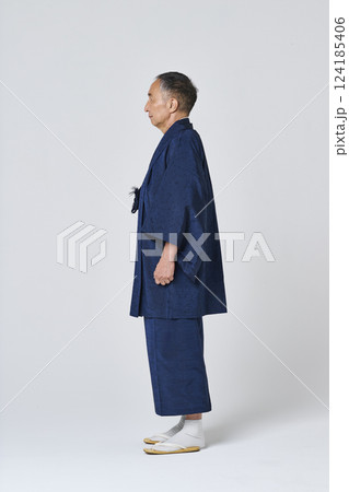 紺色の着物を着たシニア男性のポートレート 紺色の着物を着たシニア男性のポートレート 124185406